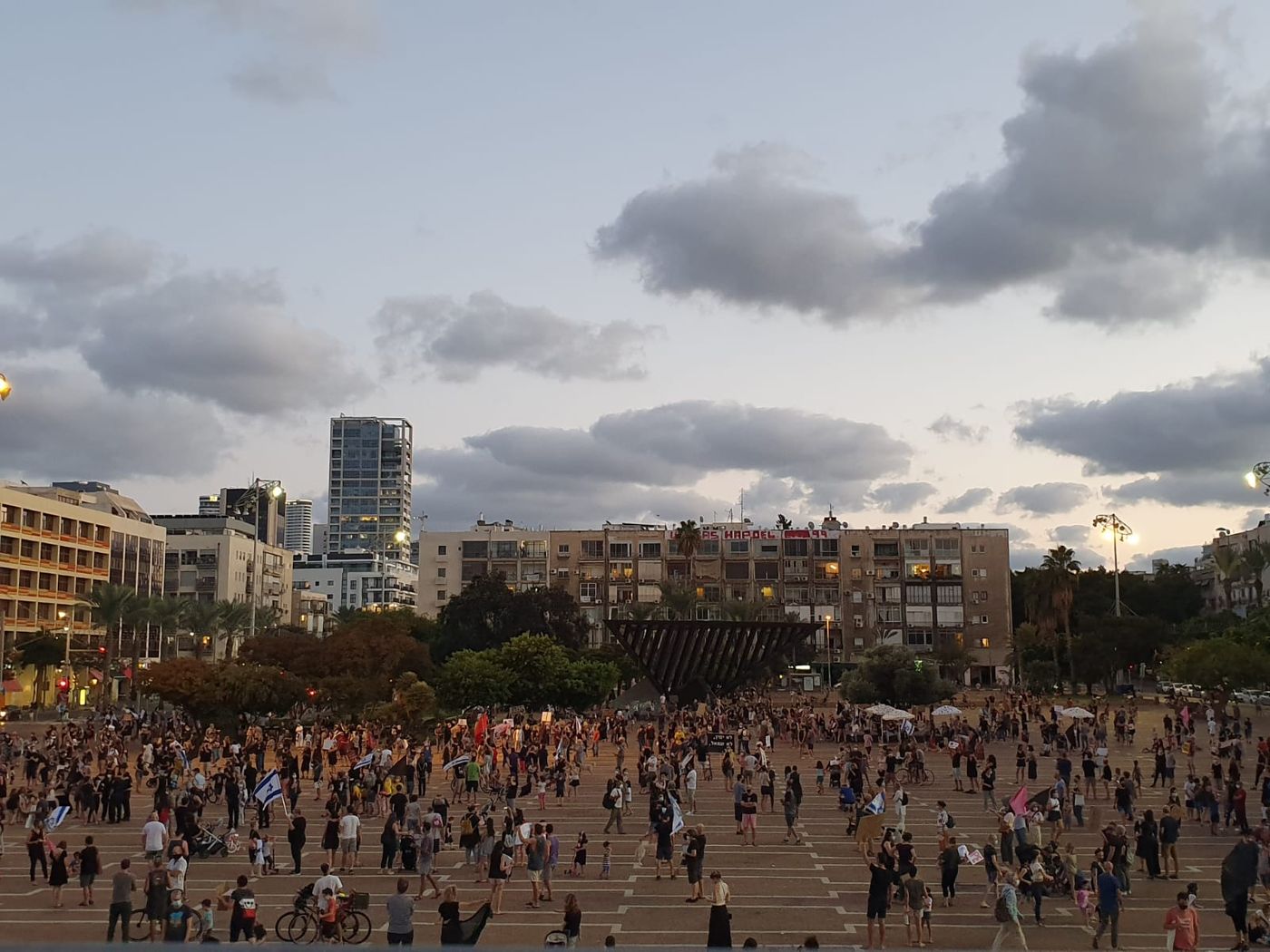 הפגנות מתחת לבתים של  שרי כחול לבן, 3 נעצרו