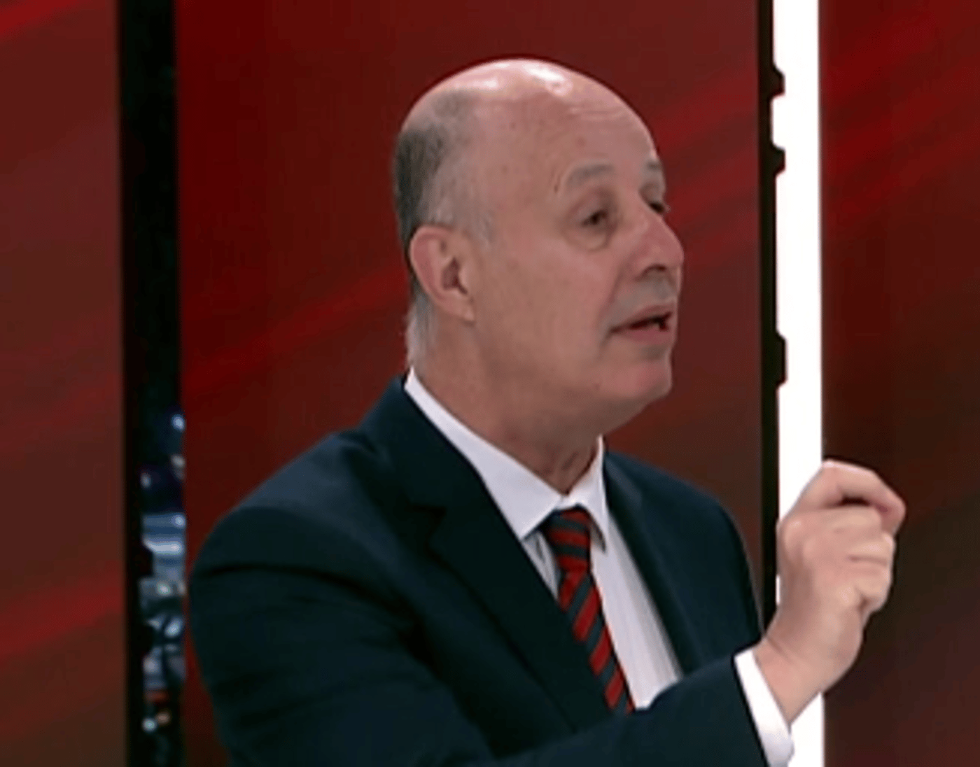 הנגבי תקף את הפרשן הסרוג: 'לא מדבר איתך'. צפו