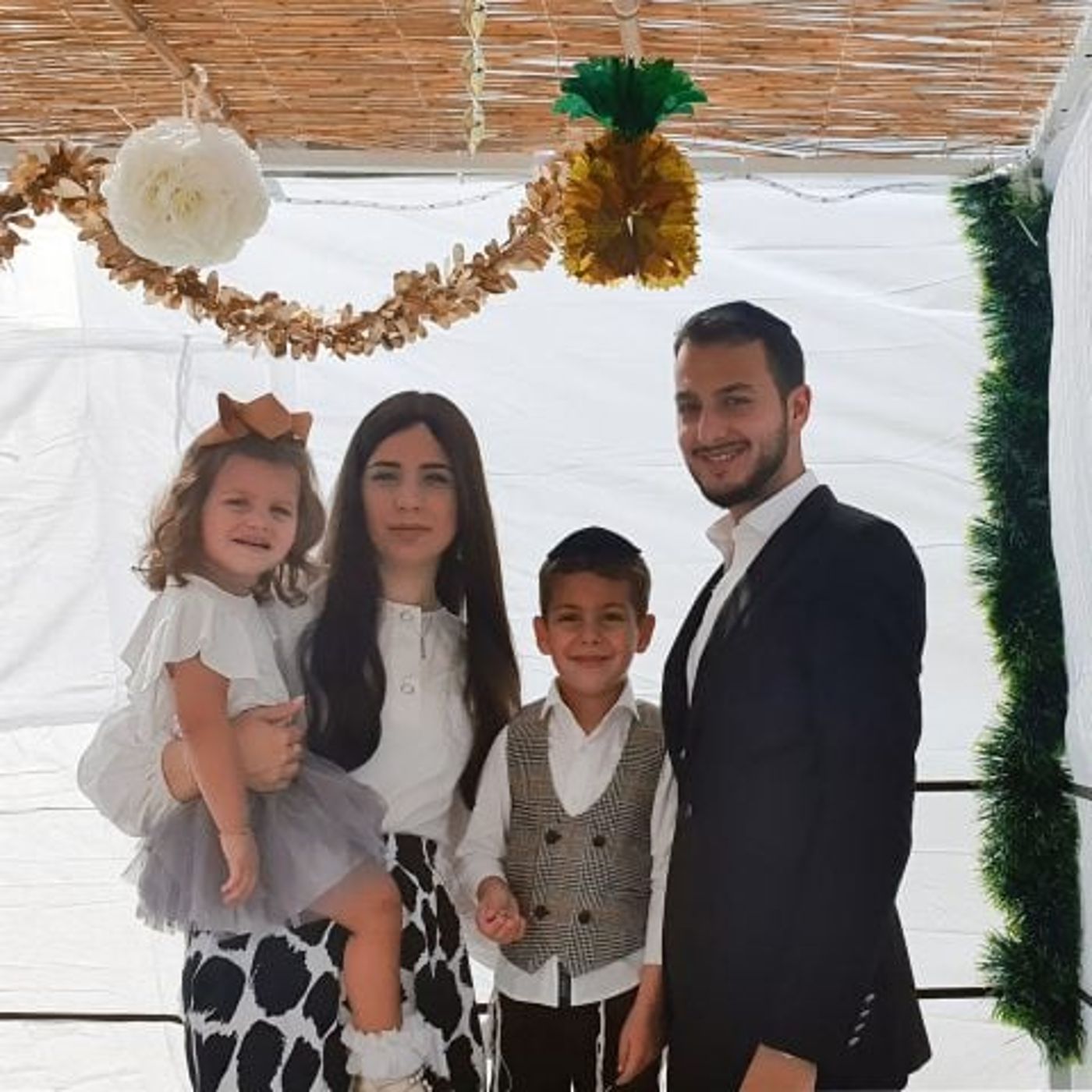 "משני הצדדים המשפחות התגלו כמאומתים לקורונה, כך שאין אפילו כיון חשיבה להתפלח מהמחסומים"