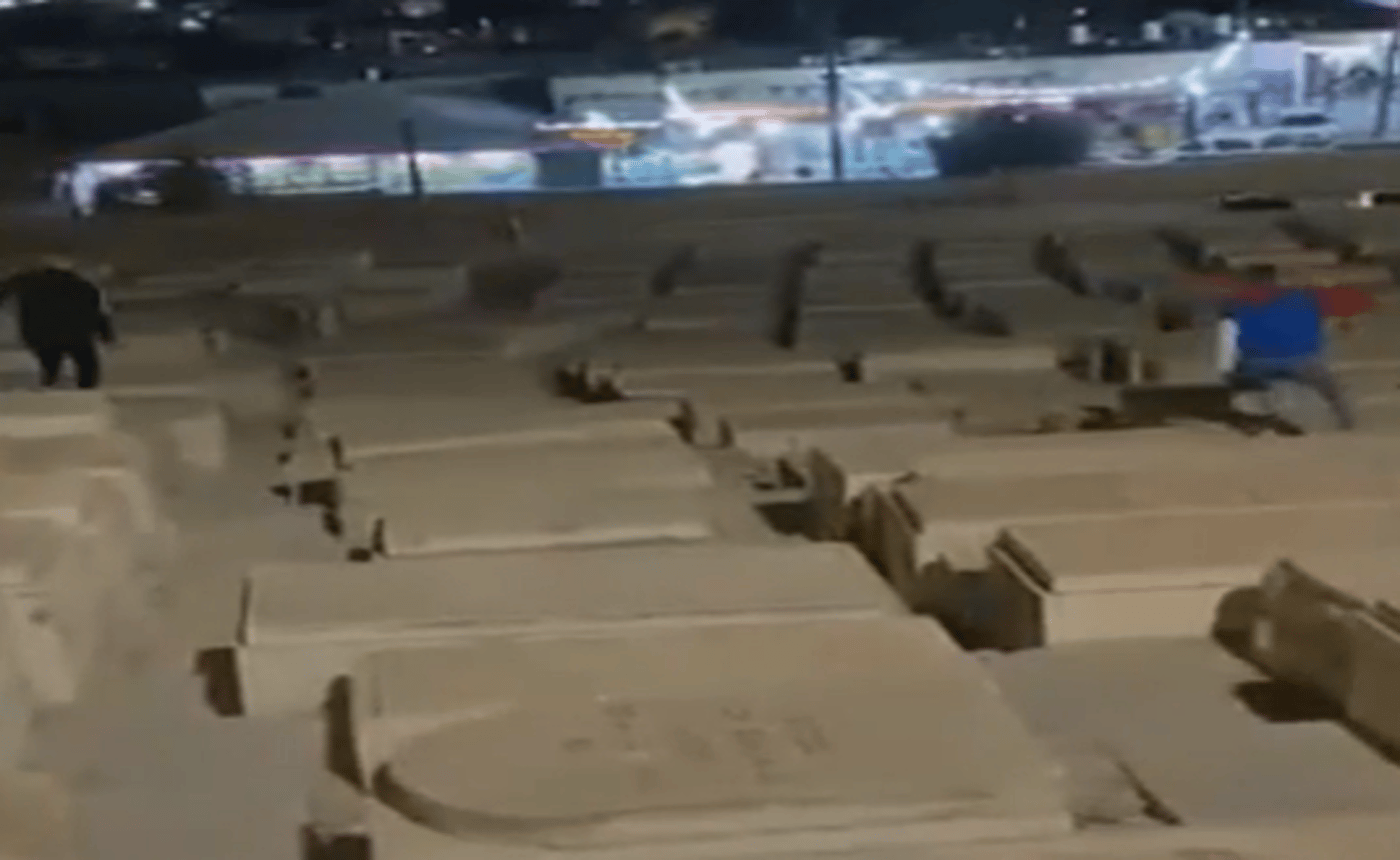 מזעזע: ערבי רץ על קברים בבית העלמין בהר הזיתים