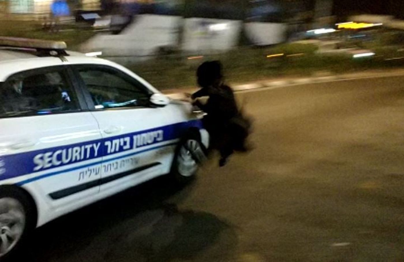 מזעזע: רכב בטחון דרס מפגין חרדי וברח. צפו בתיעוד