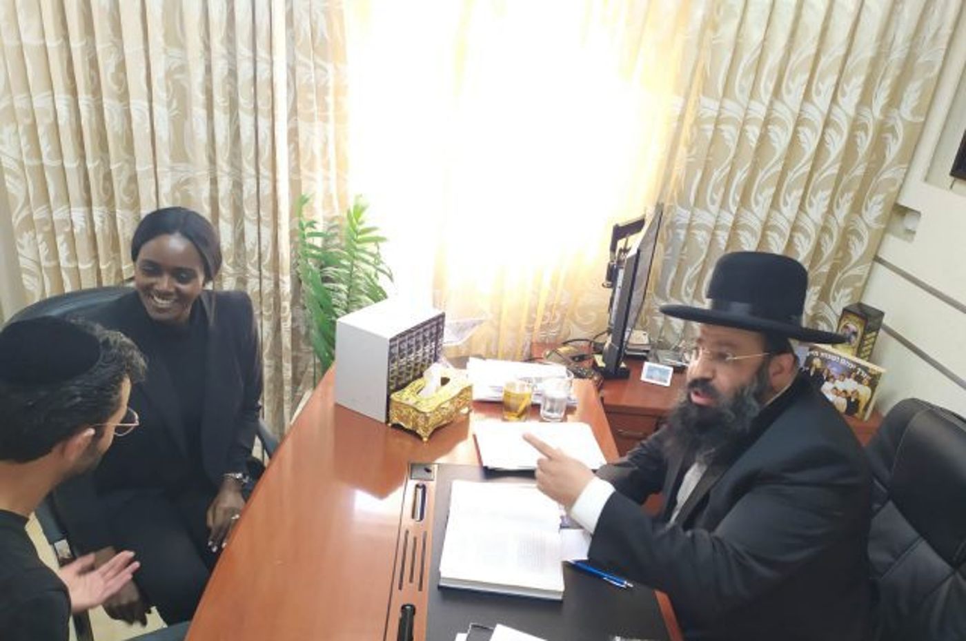 טהוניה עם הרב נתנאל שריקי שליווה את תהליך ההתחזקות שלה (באדיבות: איציק אוחנה- כיכר השבת)