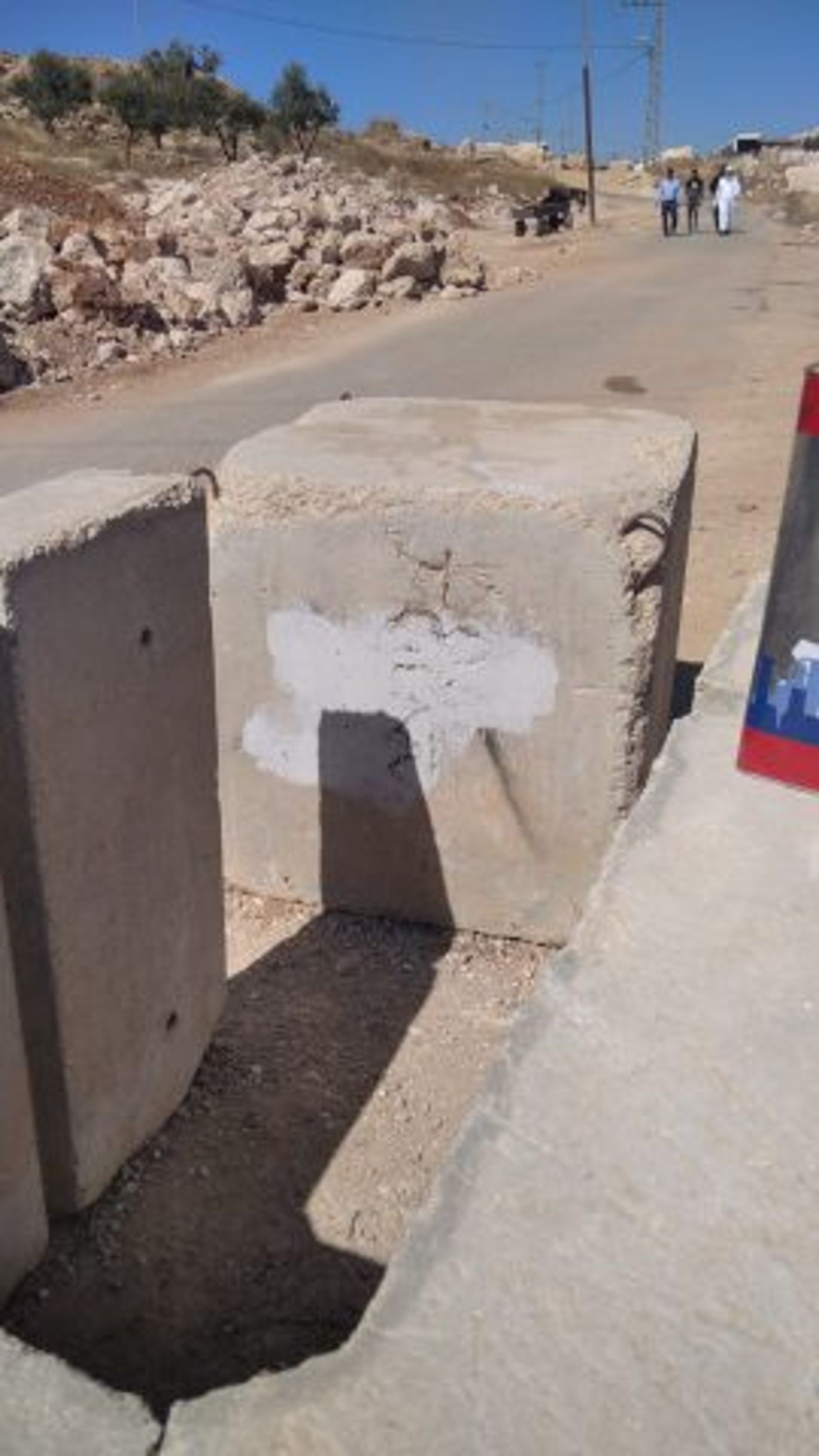 צלבי הקרס לאחר שנמחקו על ידי כוחות צה"ל (יחזקאל פייגלין)