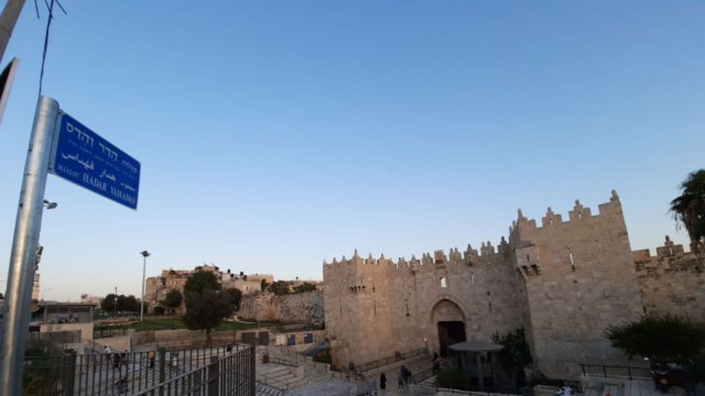 שלט ההנצחה במעלה המדרגות (יאיר דן)