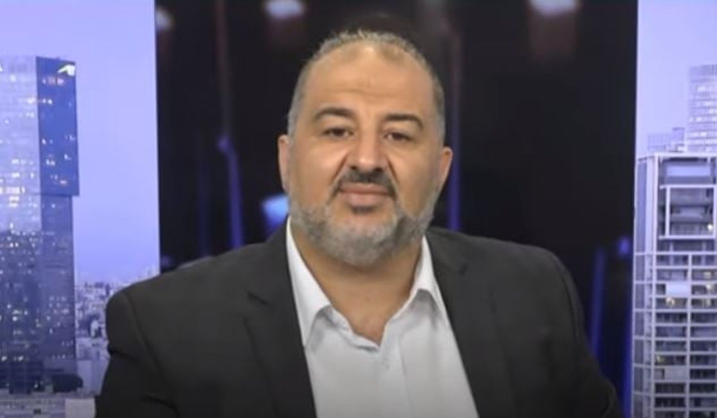 ח"כ אחד, שתי שפות, מסרים סותרים. צפו