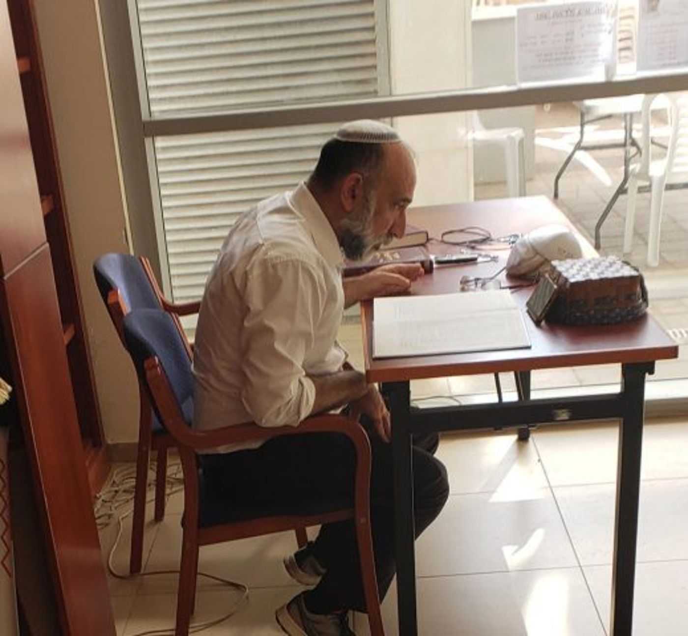 הרב משה לוי, מעביר שיעור בזום לתלמידים