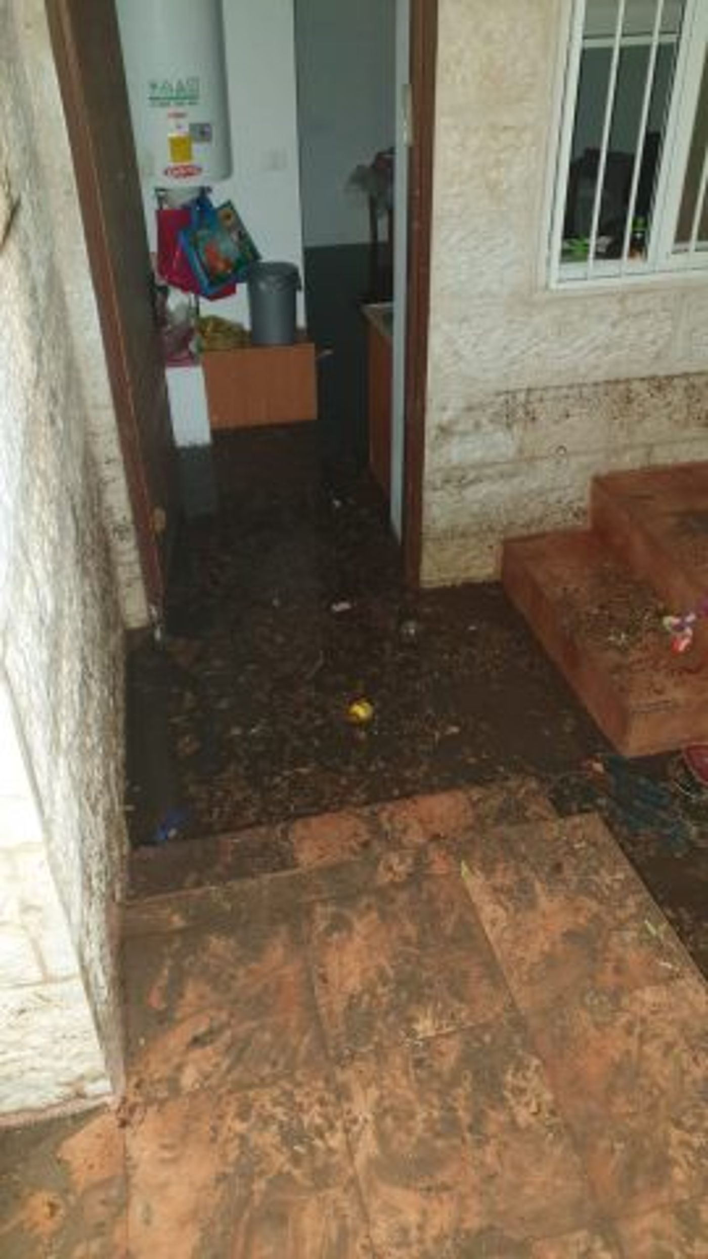 נזקי מזג האוויר: משפחה נלכדה בביתה בגבעת זאב
