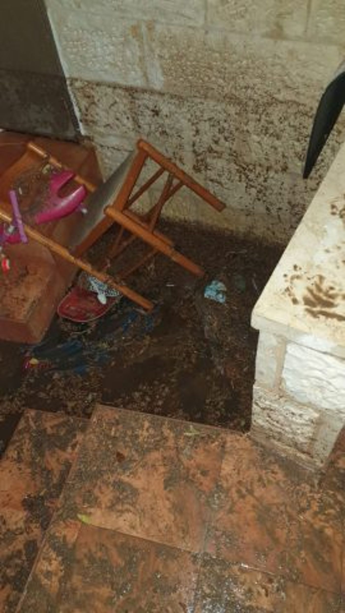נזקי מזג האוויר: משפחה נלכדה בביתה בגבעת זאב