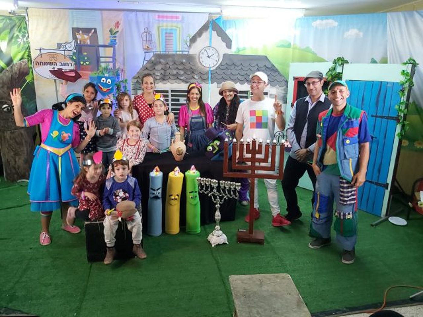 כשהדלת נסגרת נכנסים מהחלון. מופע חנוכה בימי קורונה