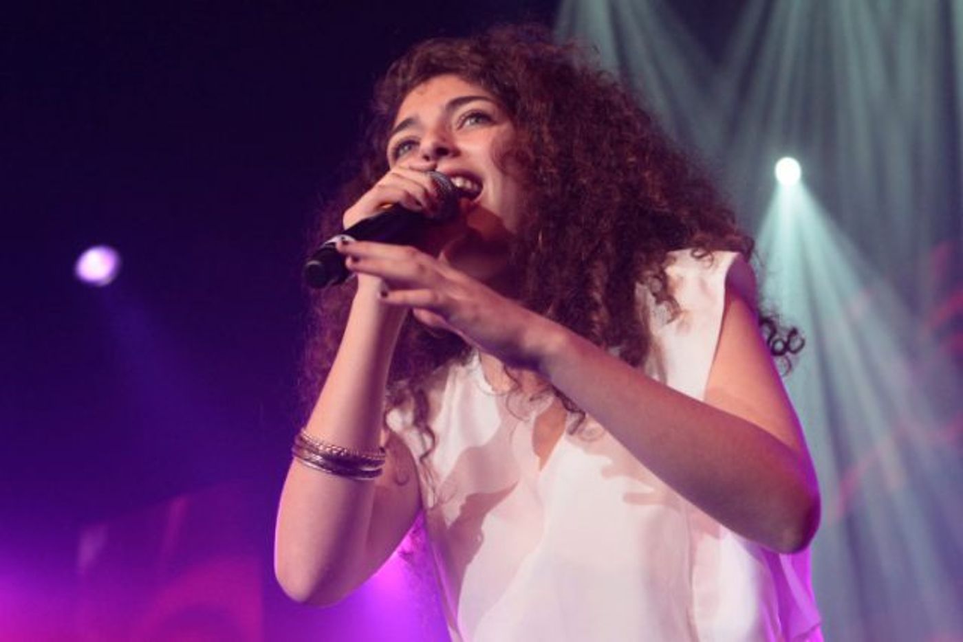 תצעד בתצוגת אחת מתשע, רוני דלומי