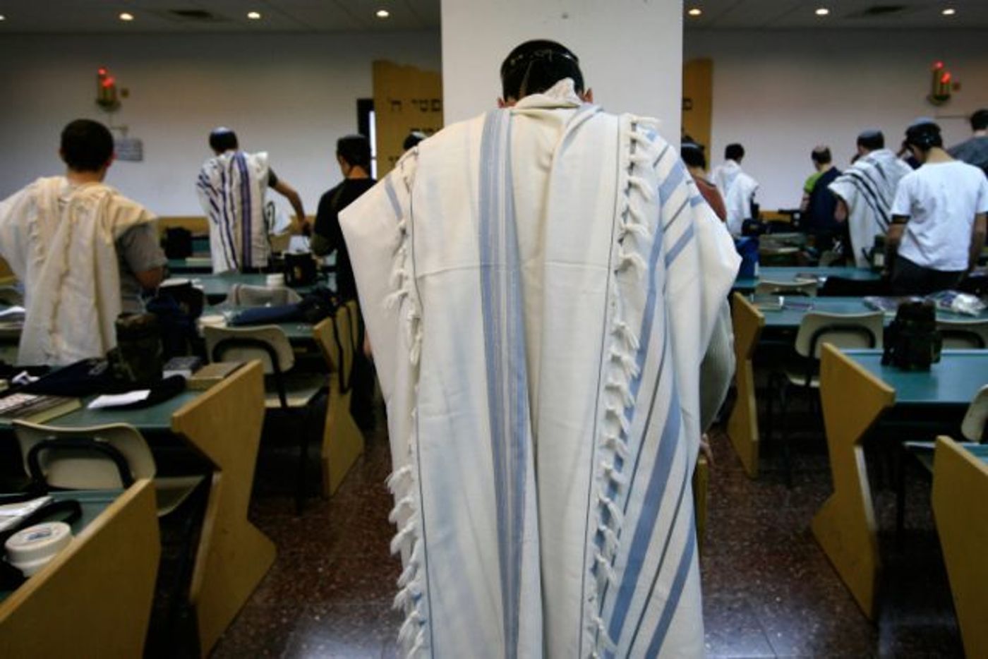 תפילת שחרית בישיבת תיכונית נווה שמואל אפרת (אילוסטרציה,
