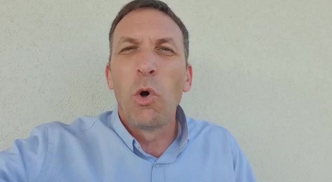 "הייל היטלר" וצלבי קרס בזום של מתן כהנא. צפו