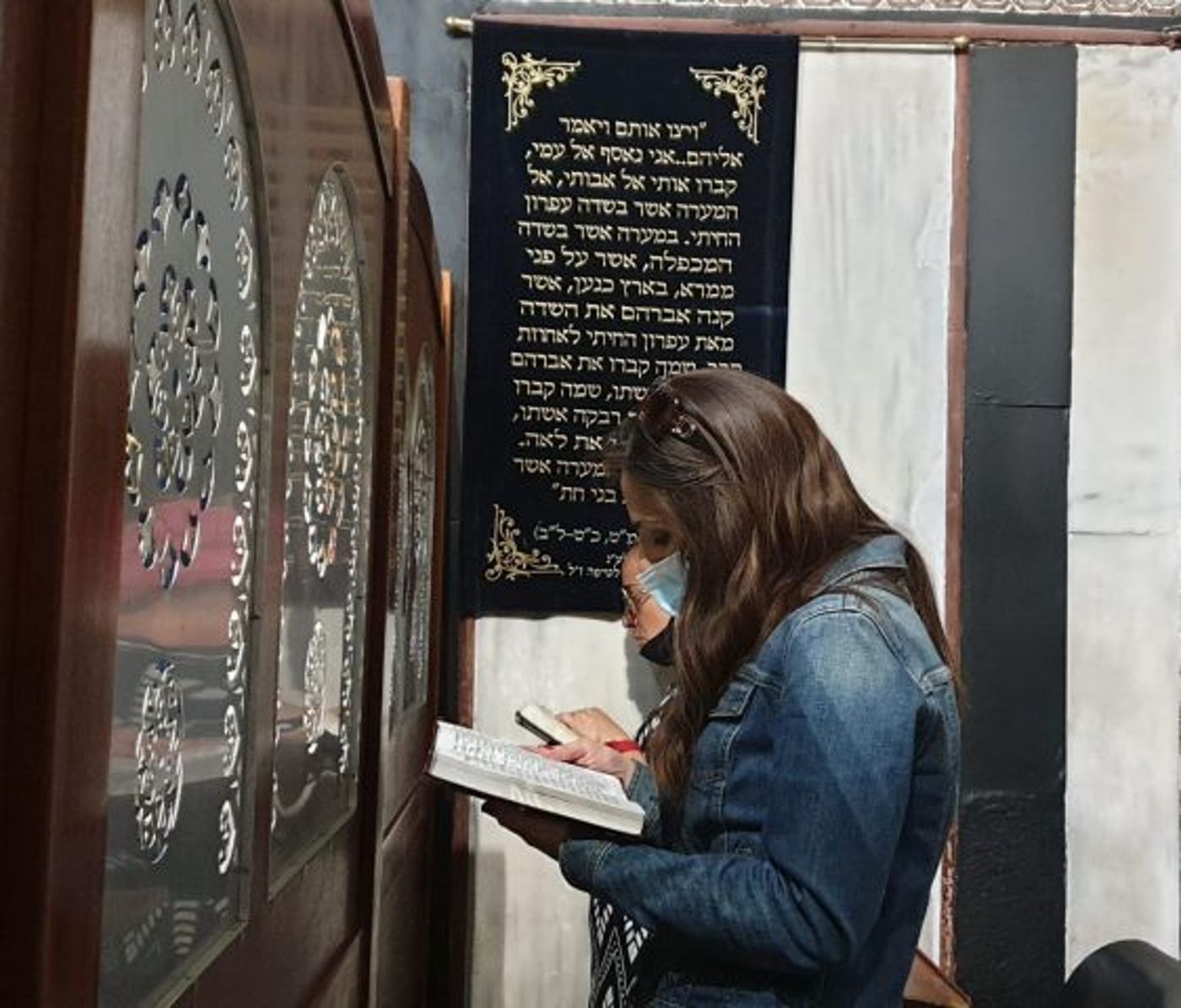 שרת התפוצות עומר ינקלביץ' מתפללת במערת המכפלה.
