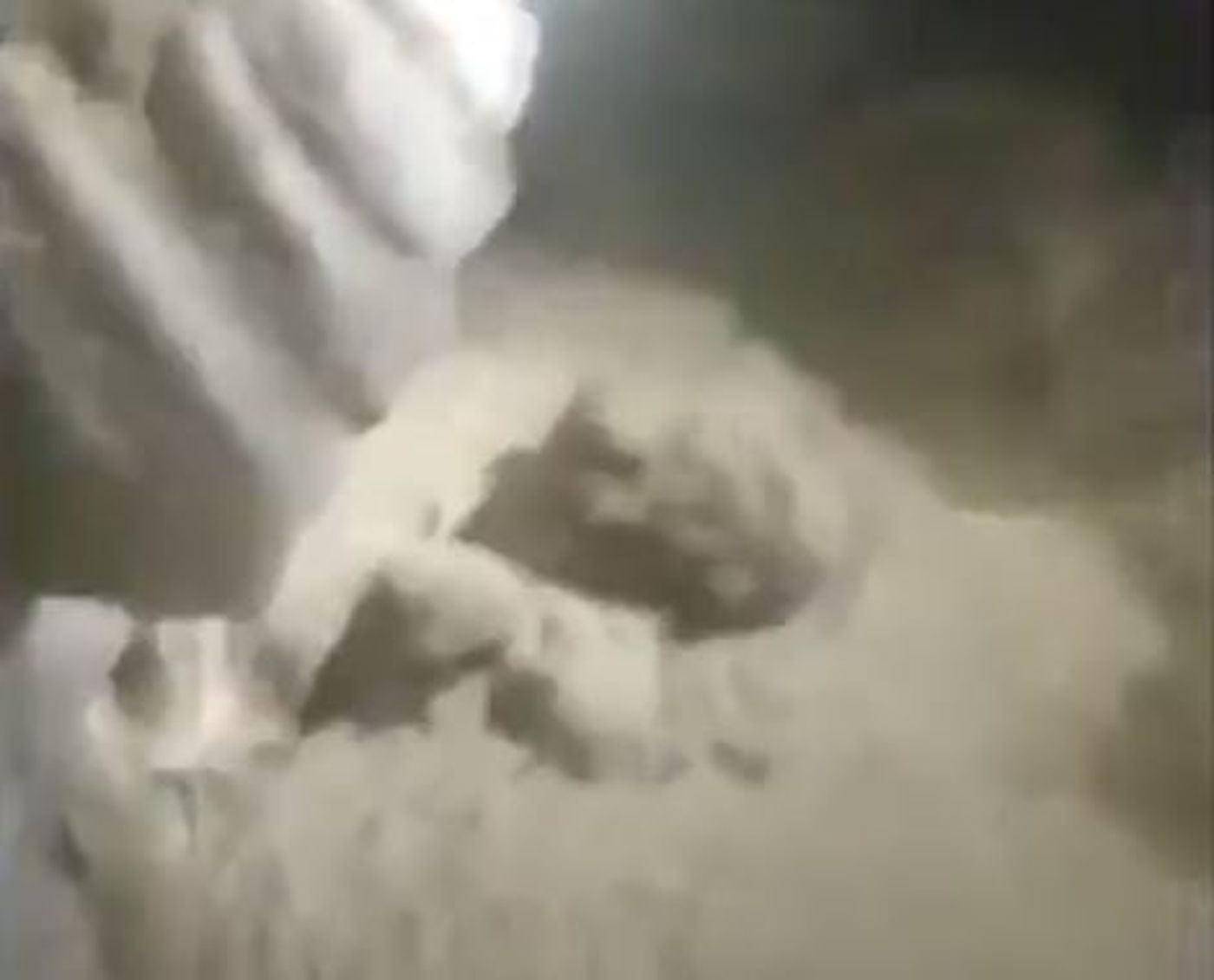 תיעוד מפחיד: 15 מטיילים נלכדו בשטפון במערה. צפו ברגעי האימה