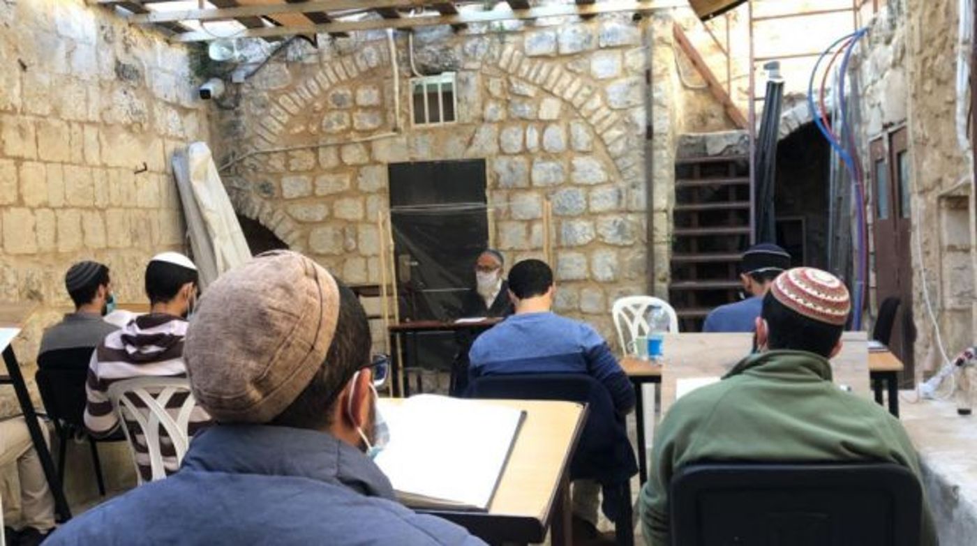 הרב אבינר חזר לישיבה ובירך שהחיינו. צפו בתיעוד