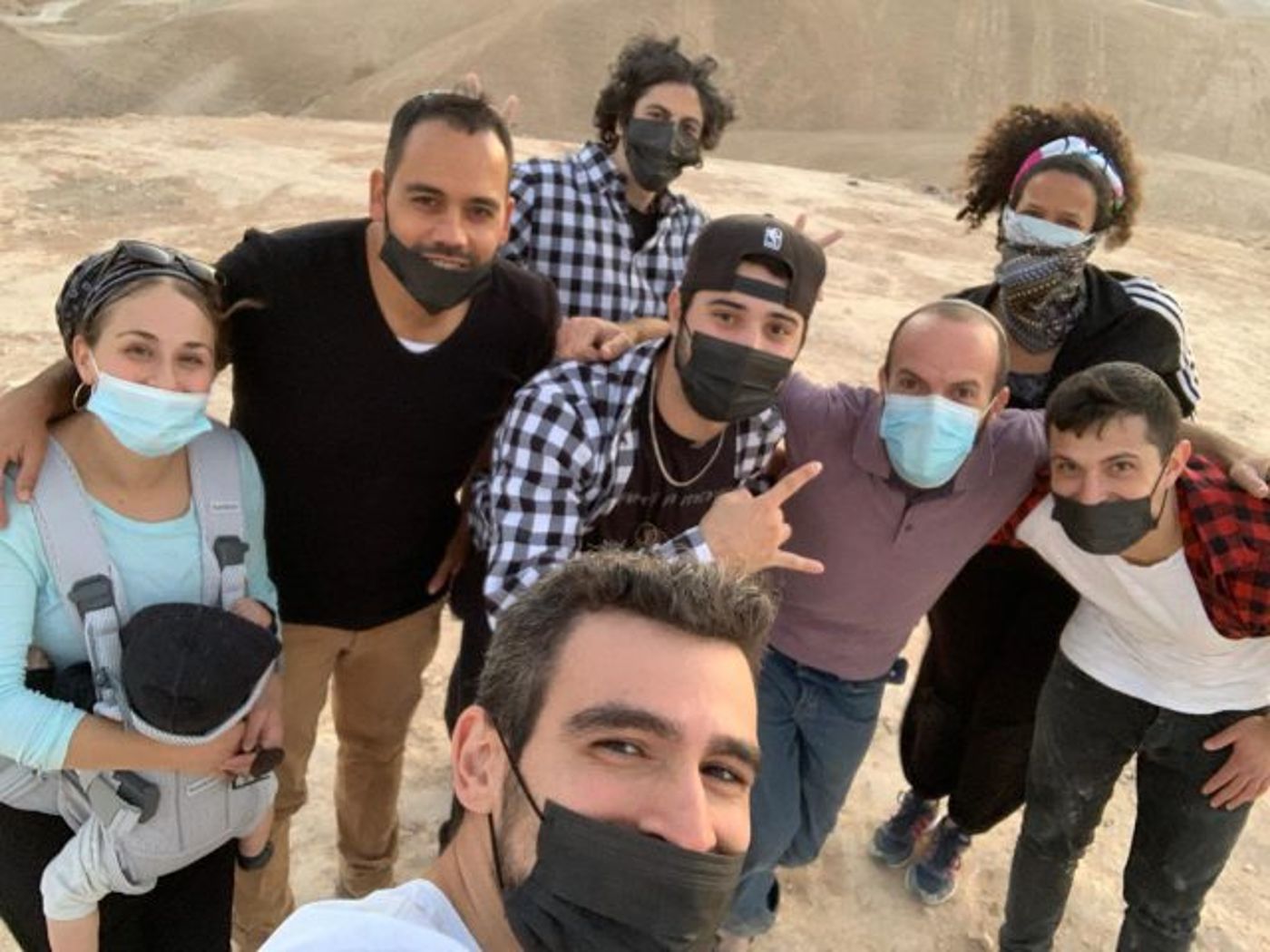 באמצע הצילומים: הג'יפ של הזמר הסרוג התדרדר. צפו