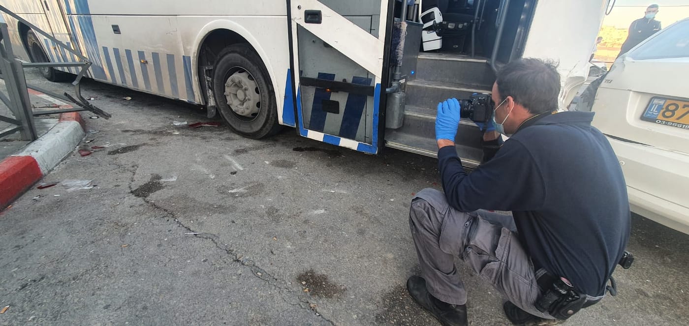 אוטובוס דרס פועלים פלסטינים ליד קבר רחל