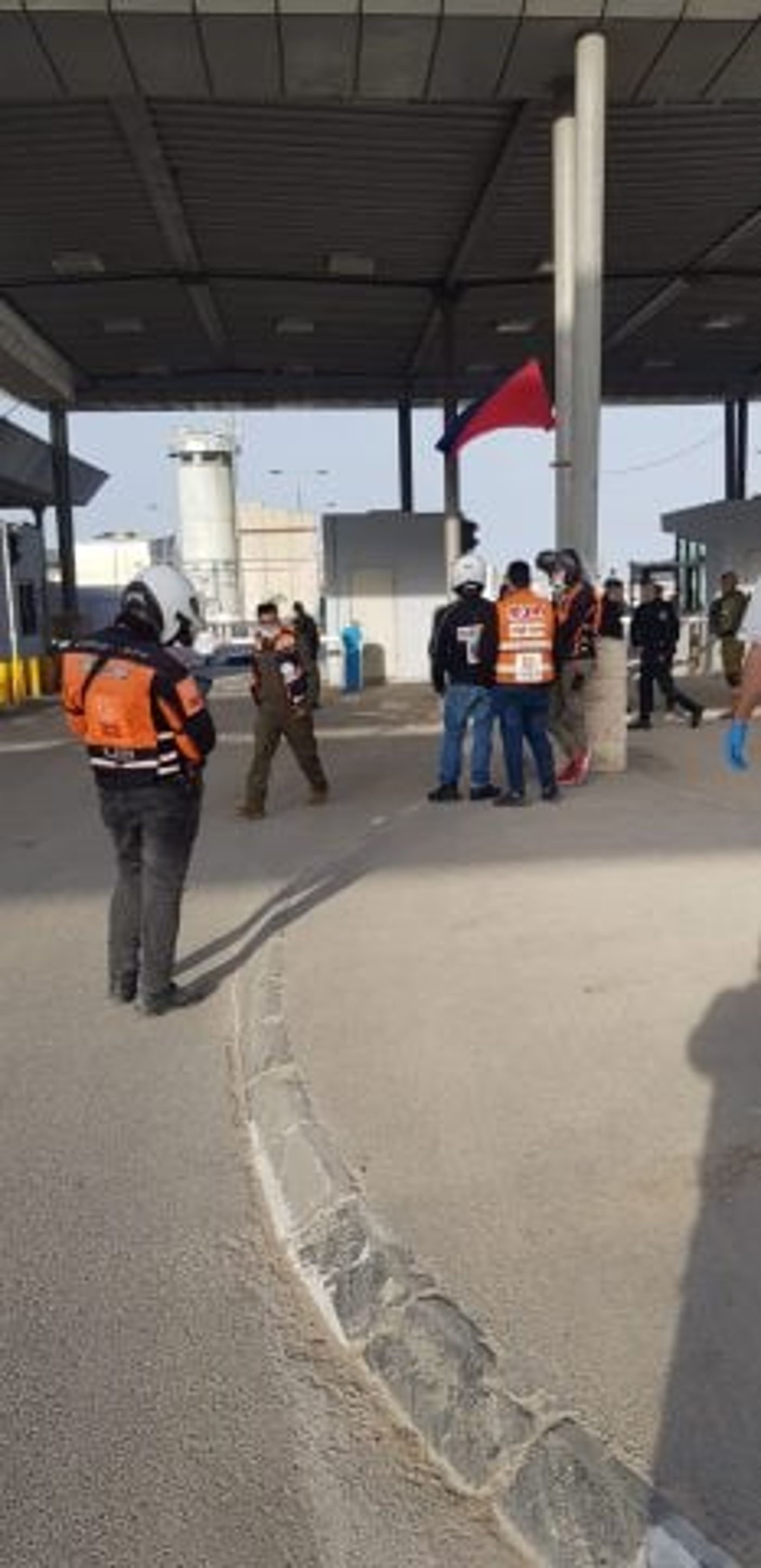 זירת הפיגוע במחסום קלנדיה (דוברות איחוד הצלה)