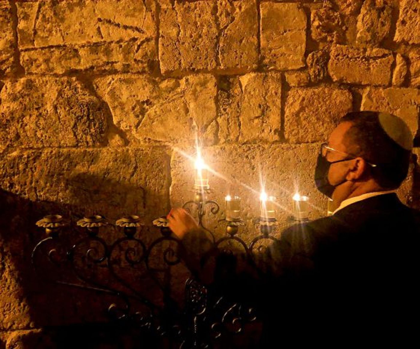 ראש העירייה משה ליאון בהדלקת הנרות