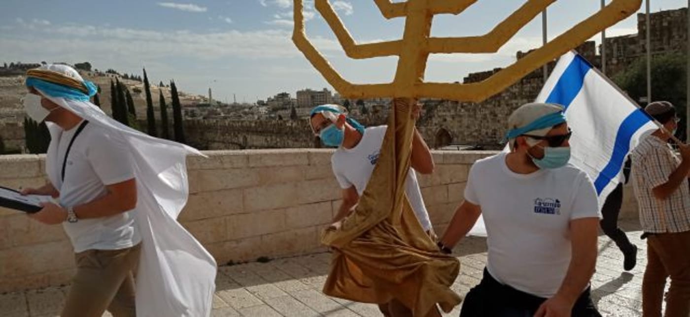 צפו: ניסיון להעלות דגם של מנורת המקדש להר הבית