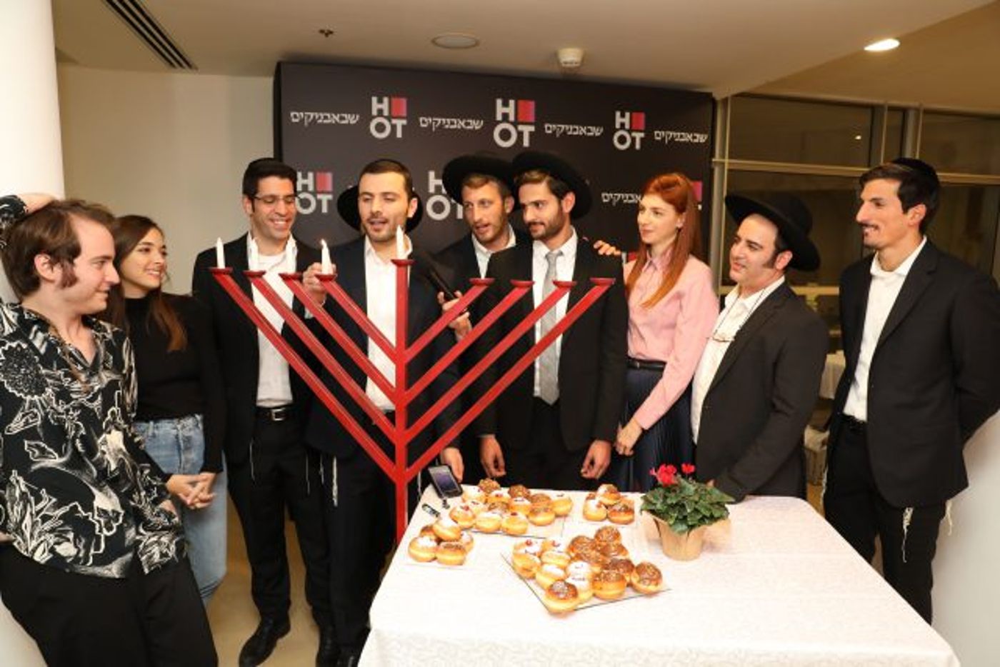 חוץ מיוסיאל, כזכור אל העונה החדשה של השבאבניקים צפויים להצטרף לא מעט להוקים מפתיעים, כמו: שולי רנד, אוראל צברי, הקומיקאית עדי חבשוש שתגלם דמות חרדית, עומר חזן שכיכבו בפסטיגל ודניאל מורשת.
