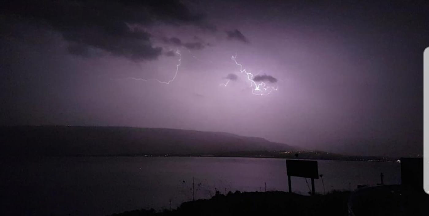 מטורף: סופת ברקים מעל הכנרת. צפו