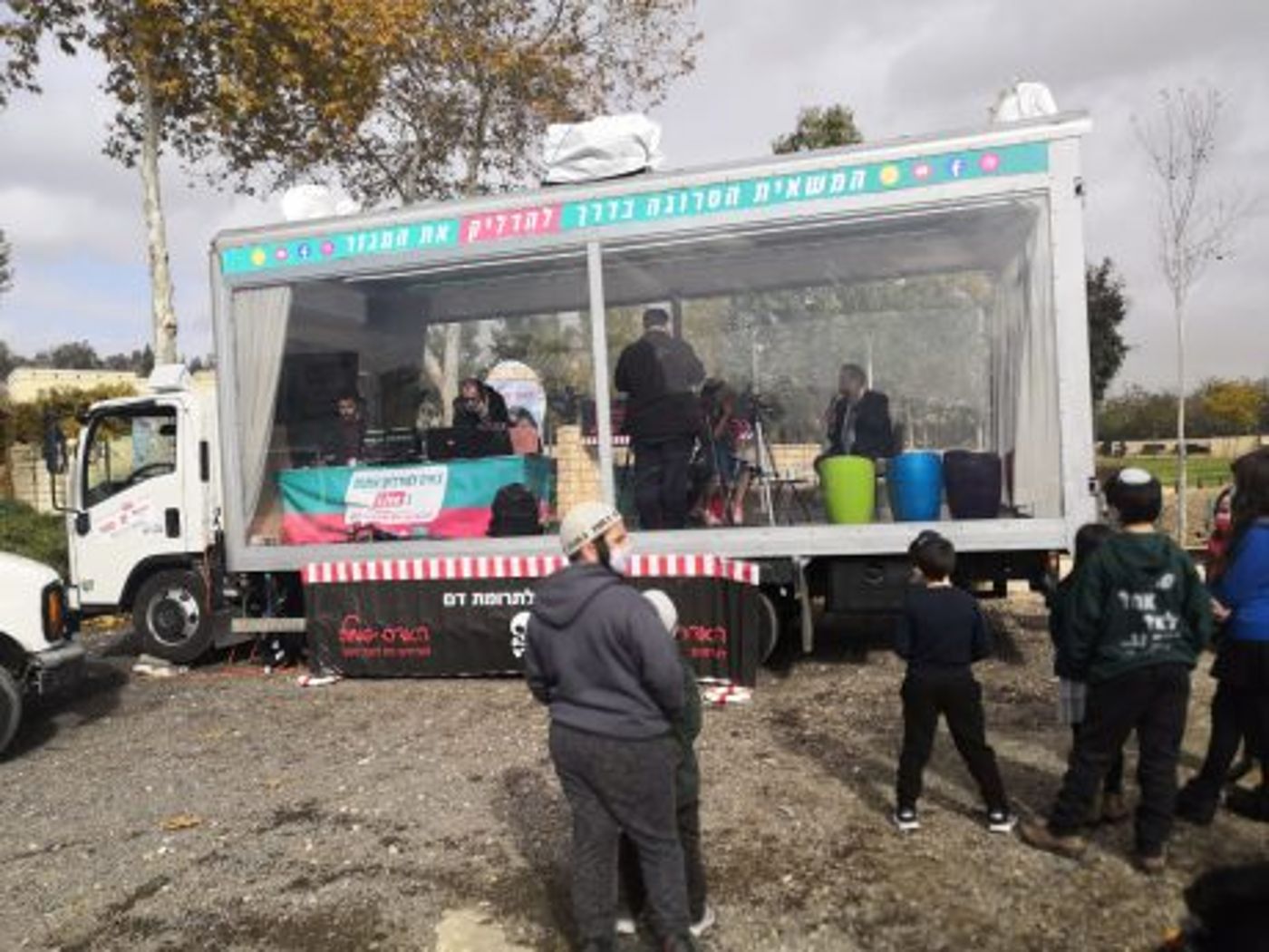 צפו: המשאית הסרוגה עולה לחגוג חנוכה בירושלים