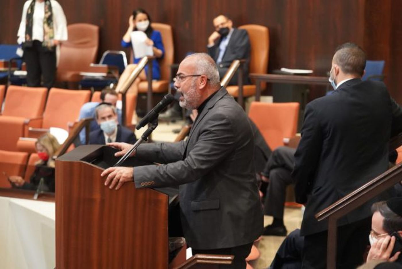 ח"כ אוסמה סעדי מהרשימה המשותפת תקף את החוק במהלך הדיון וטען כי הוא פשע מלחמה