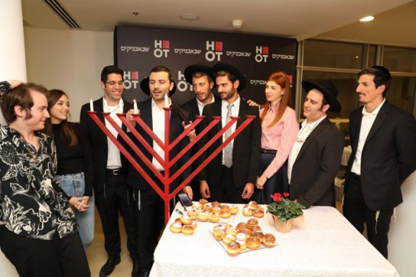 ממדונה ועד אביב אלוש: מצעד החנוכיות של הסלבס