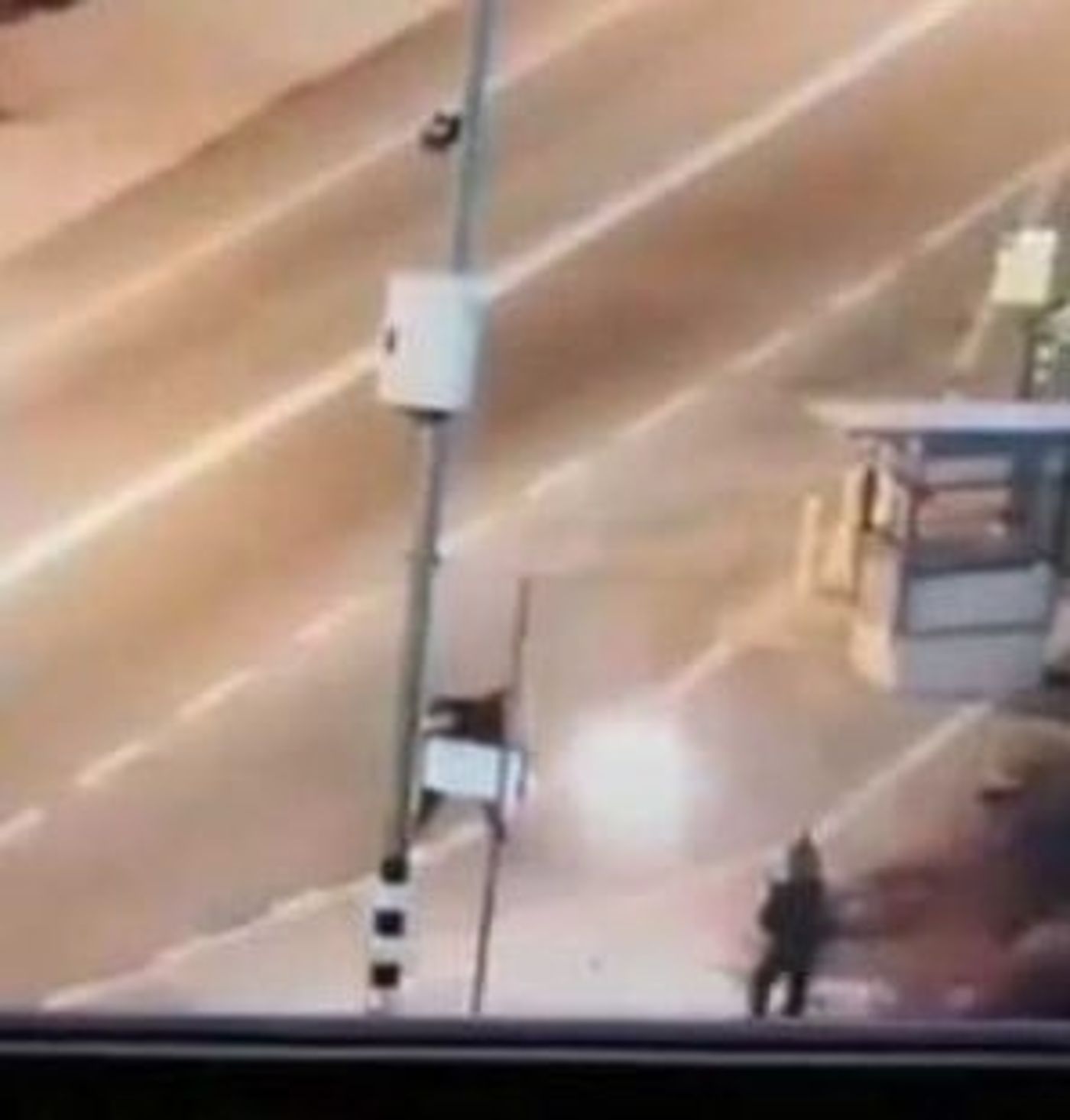 חרפה: ערבי משליך מטווח אפס בקבוק תבערה על לוחם