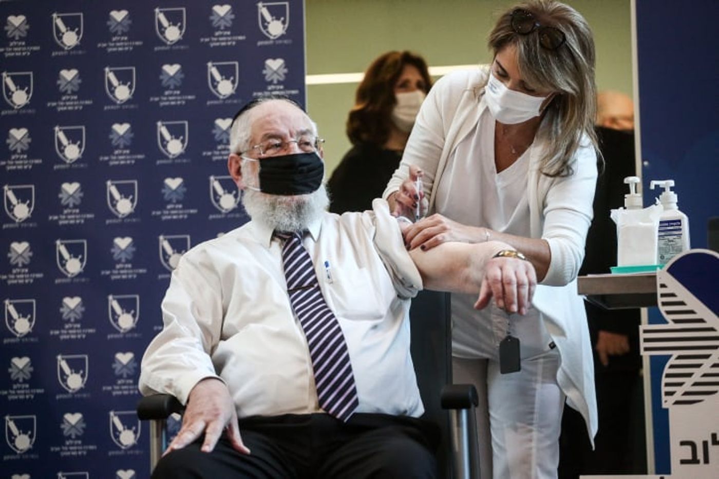 הרב ישראל מאיר לאו מתחסן