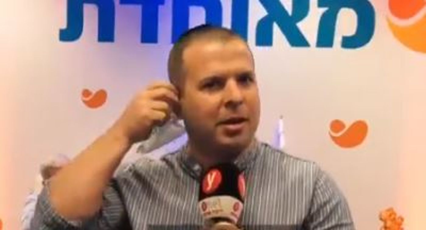 כמה זמן לקח לכתב הסרוג להוריד את המסכה?  צפו