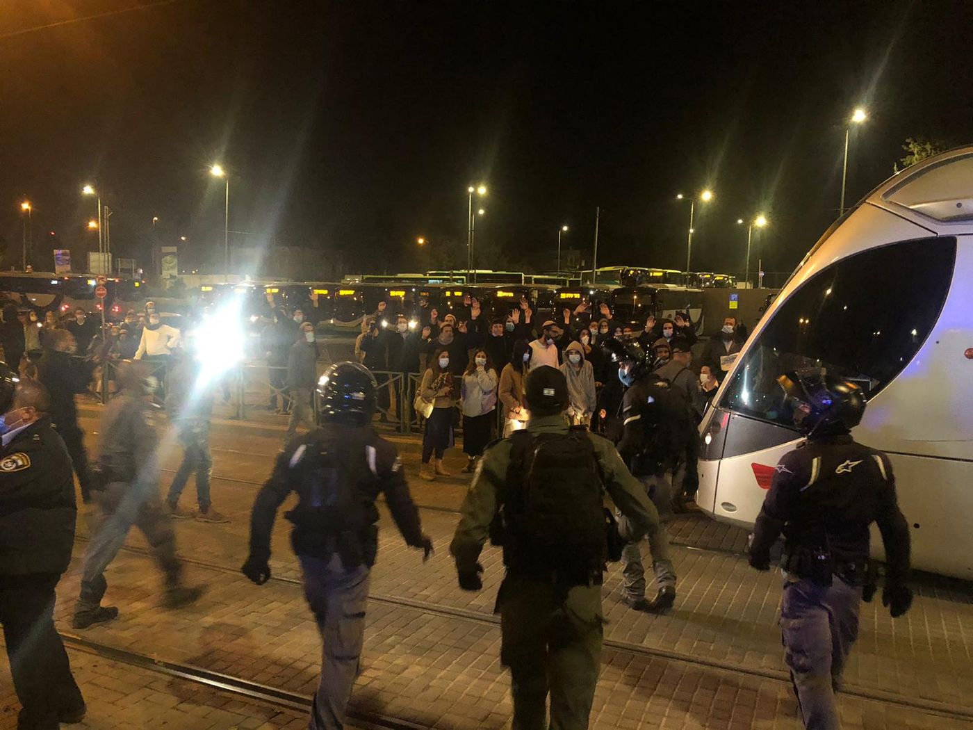 עימותים עם המשטרה וחסימה של הרכבת הקלה