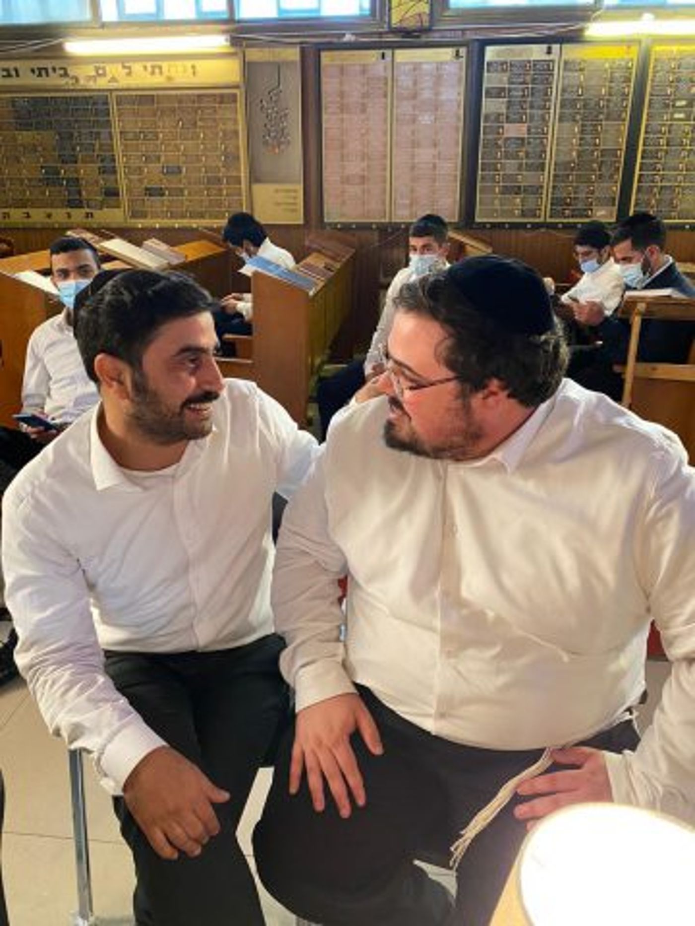 השבאבניקים החדשים: שרוש ואוראל צברי על הסט