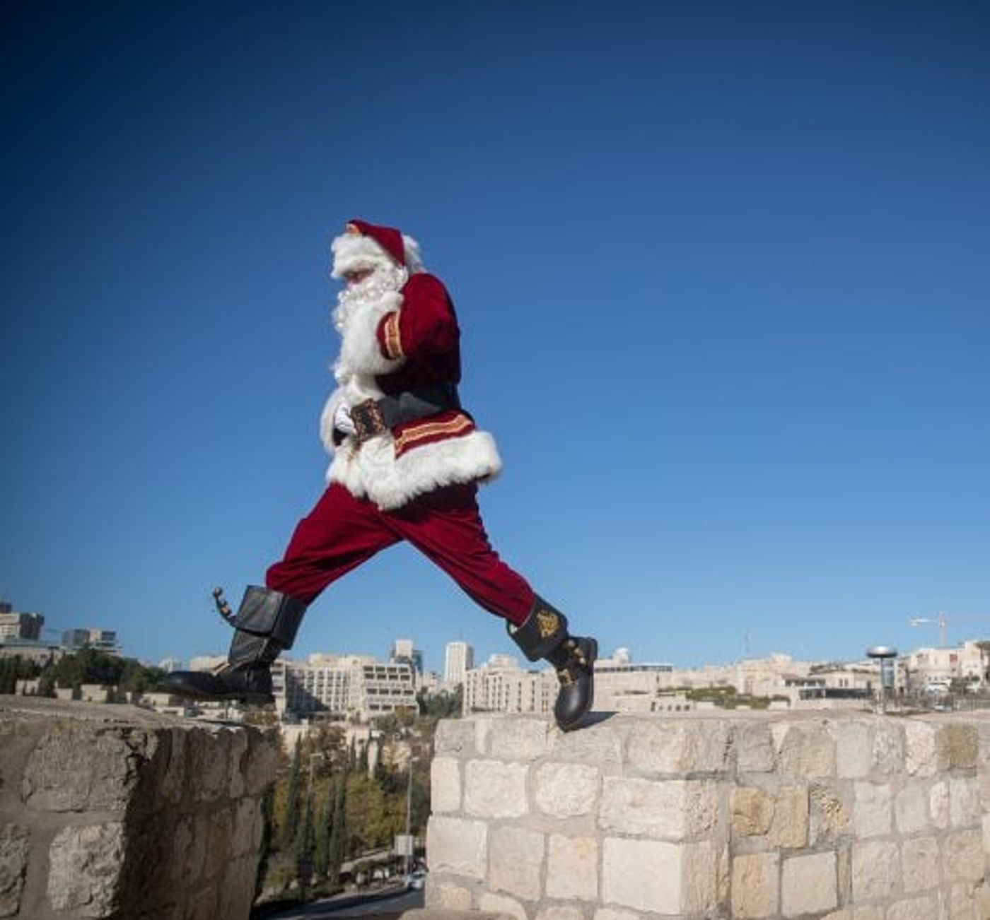 אל תצאו לחגוג: יש לנו מספיק חגים משלנו