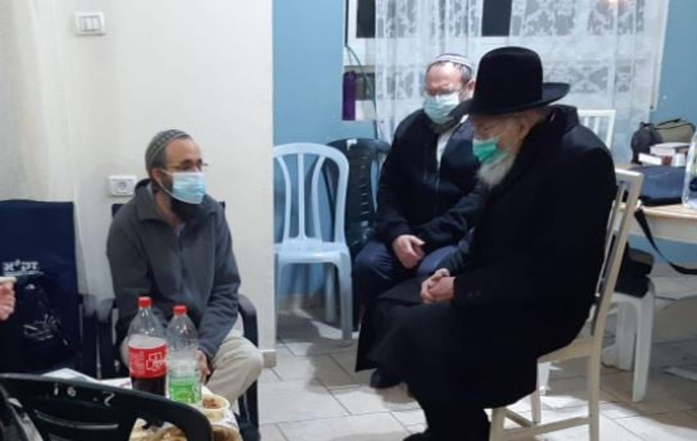 הרב טאו פרץ בבכי בניחום אבלים בבת עין: "מזעזע"