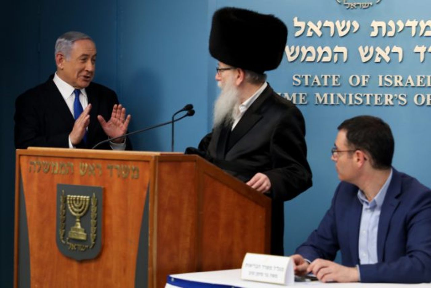 ראש הממשלה, שר הבריאות ומנכ"ל משרדו, באחת מההתייצבויות להסברה