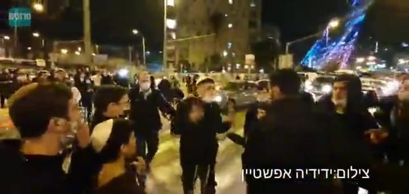 זה כמעט נגמר באסון: שוטר מעיף מפגין על רכב נוסע