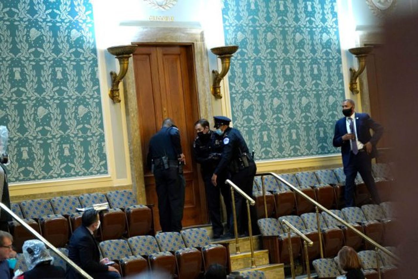 מאבטחים בתוך הקונגרס, אמש (צילום מסך)