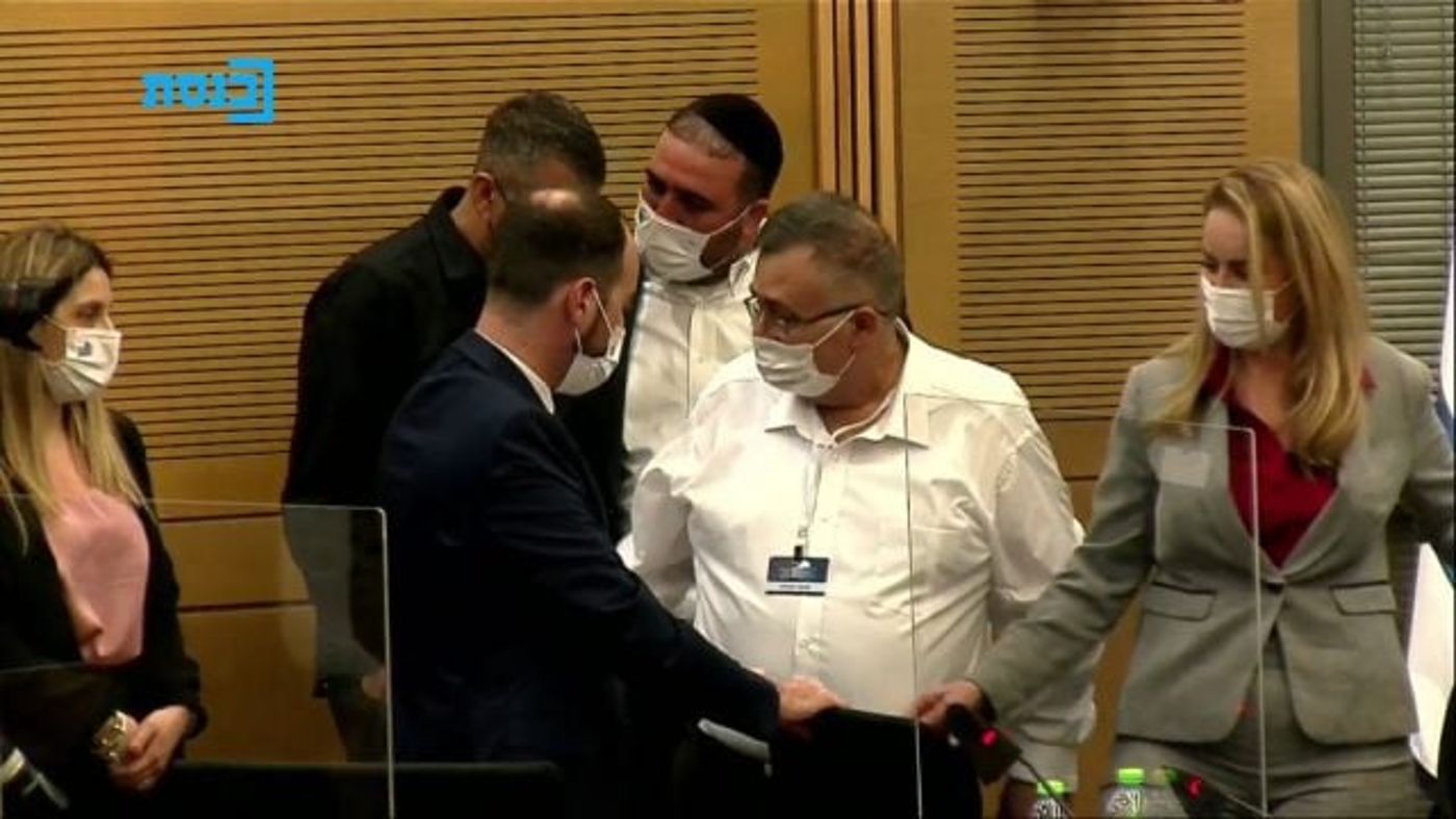 ביטן מגיע להגשת הרשימה (צילום מסך: ערוץ הכנסת)