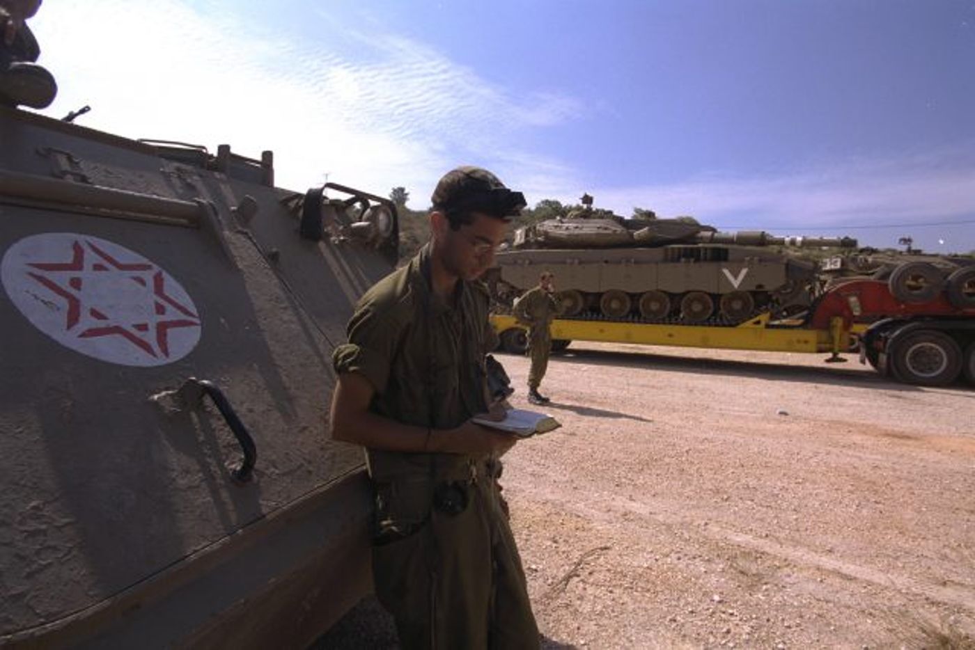 חייל מתפלל ביום נסיגת צה"ל מדרום לבנון