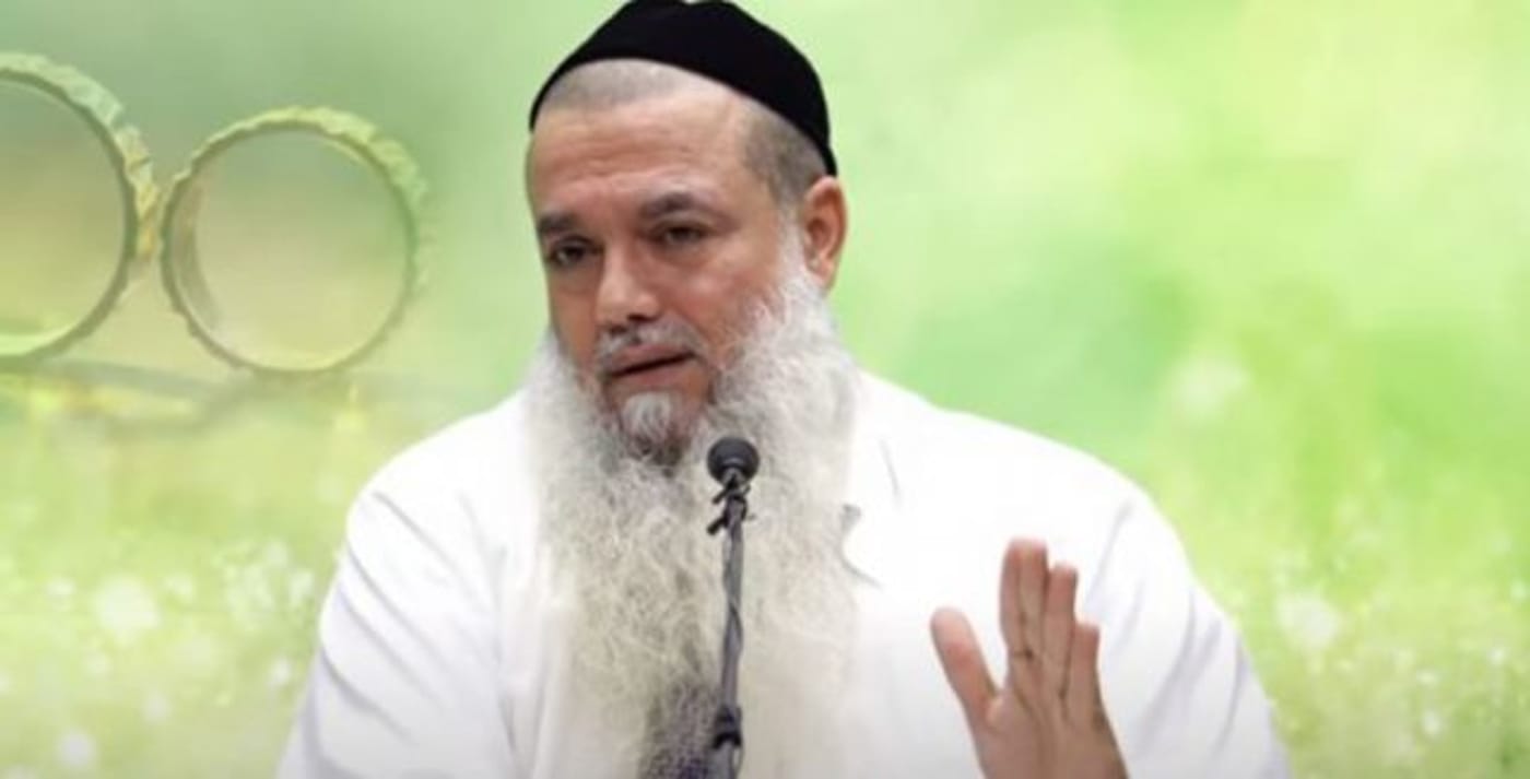 בתפקיד הרב המקדש: הרב יגאל כהן