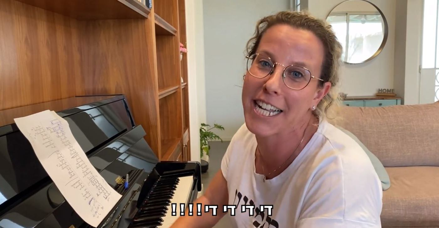 צפו: רביטל ויטלזון במחרוזת פסח משעשעת