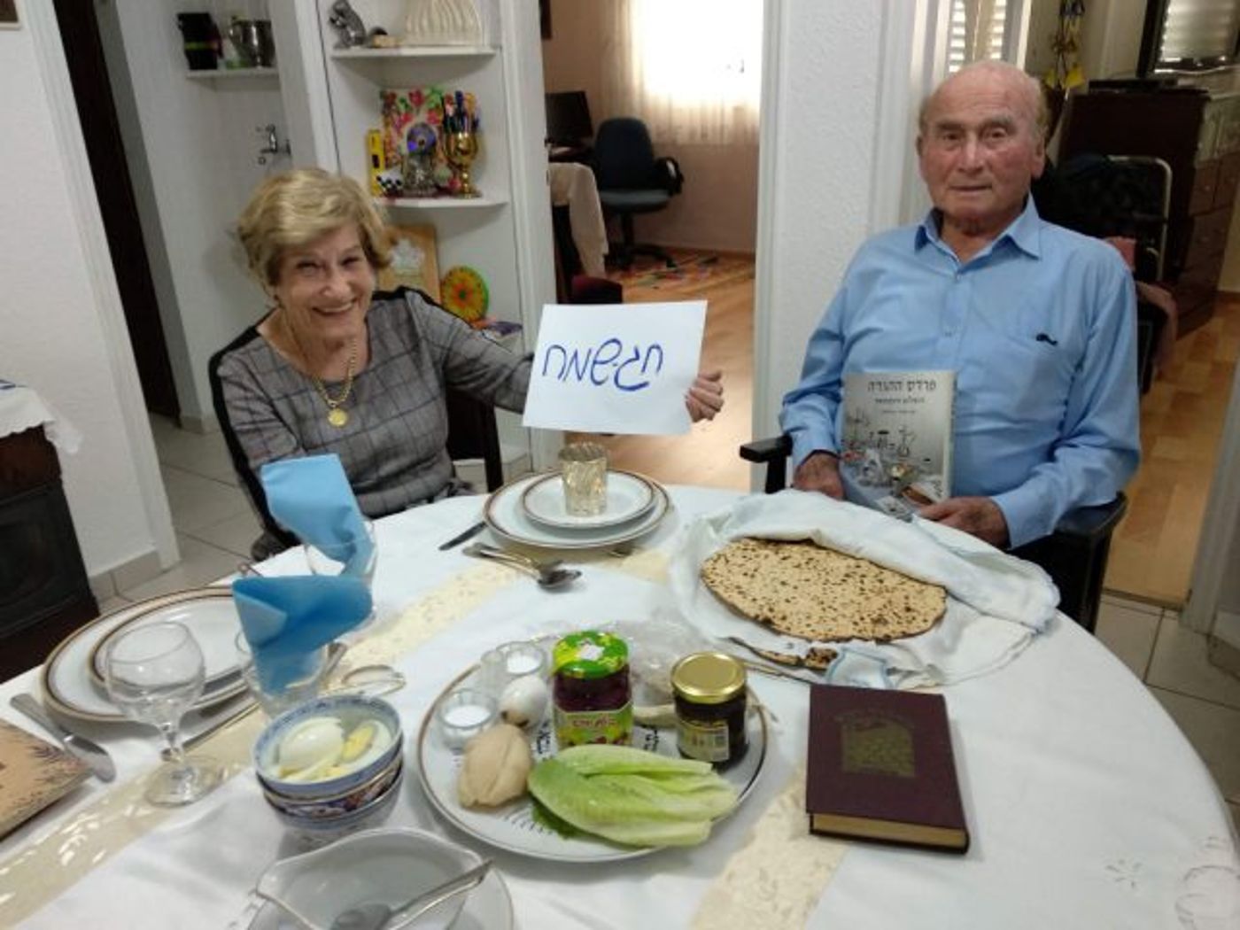 דוגו ואשתו מול שולחן ליל הסדר בשנה שעברה