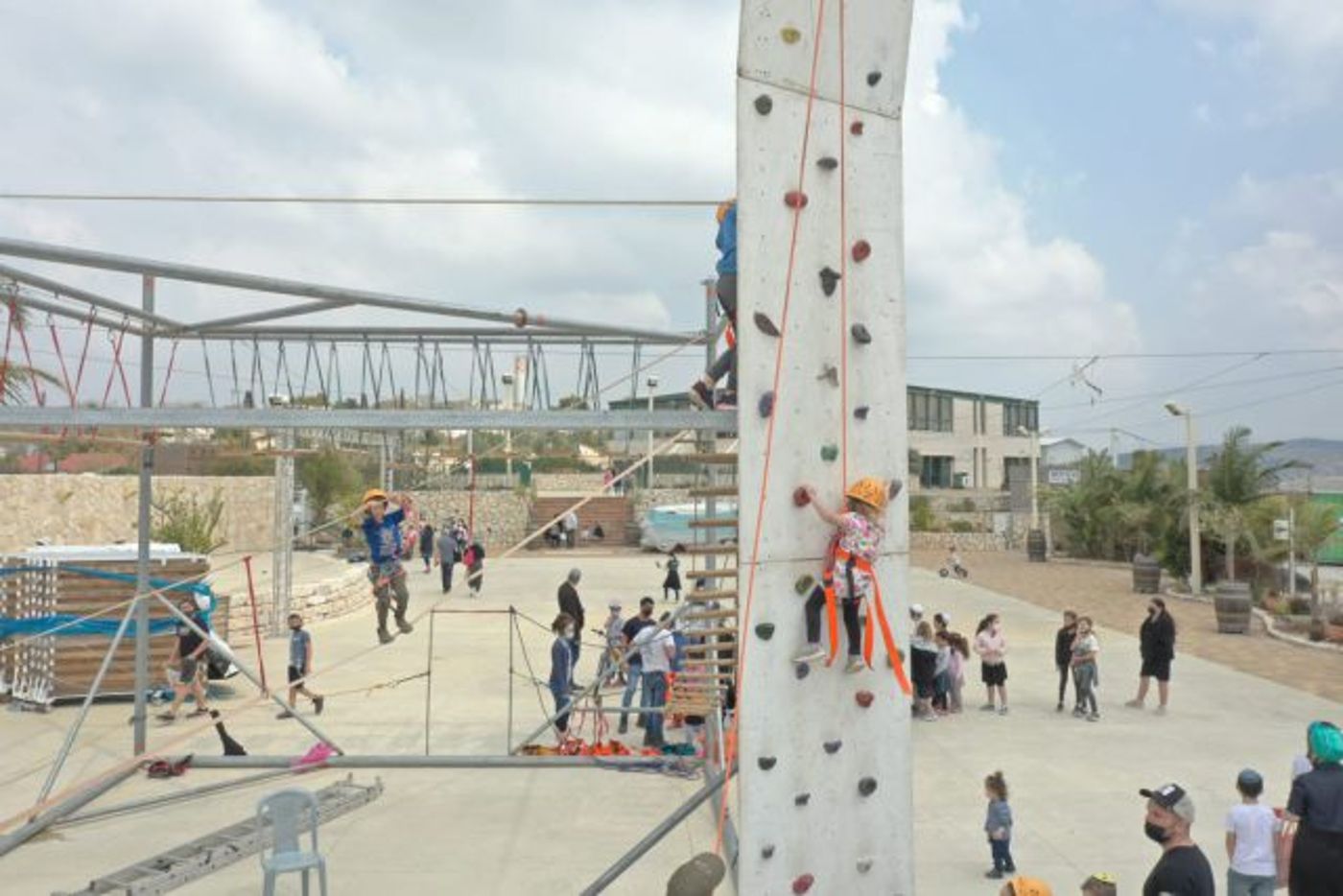 מטיילים באתר הספורט האתגרי במרפסת של המדינה (קרדיט: רועי חדי)