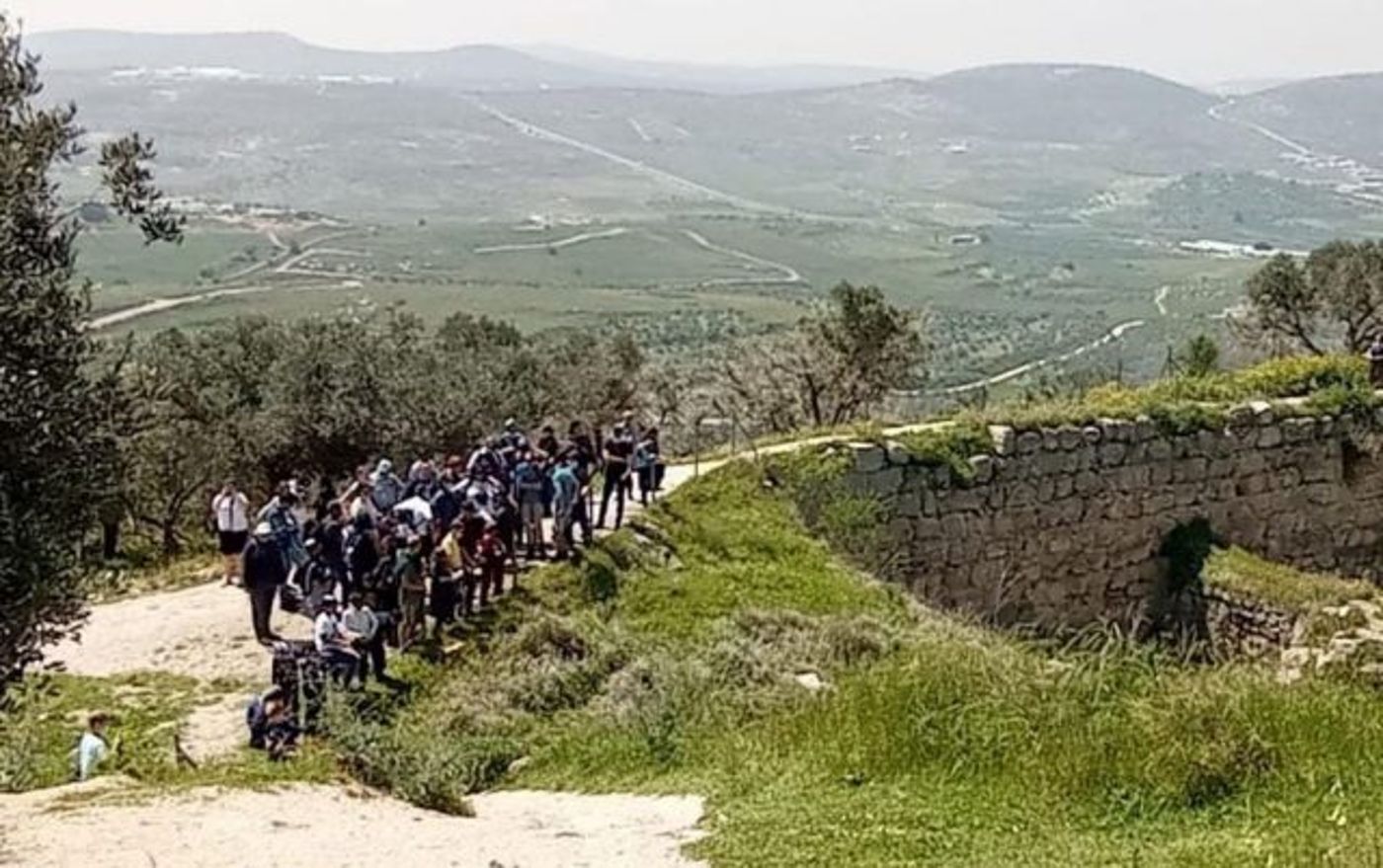 מטיילים על הר גריזים (קרדיט: רועי חדי)