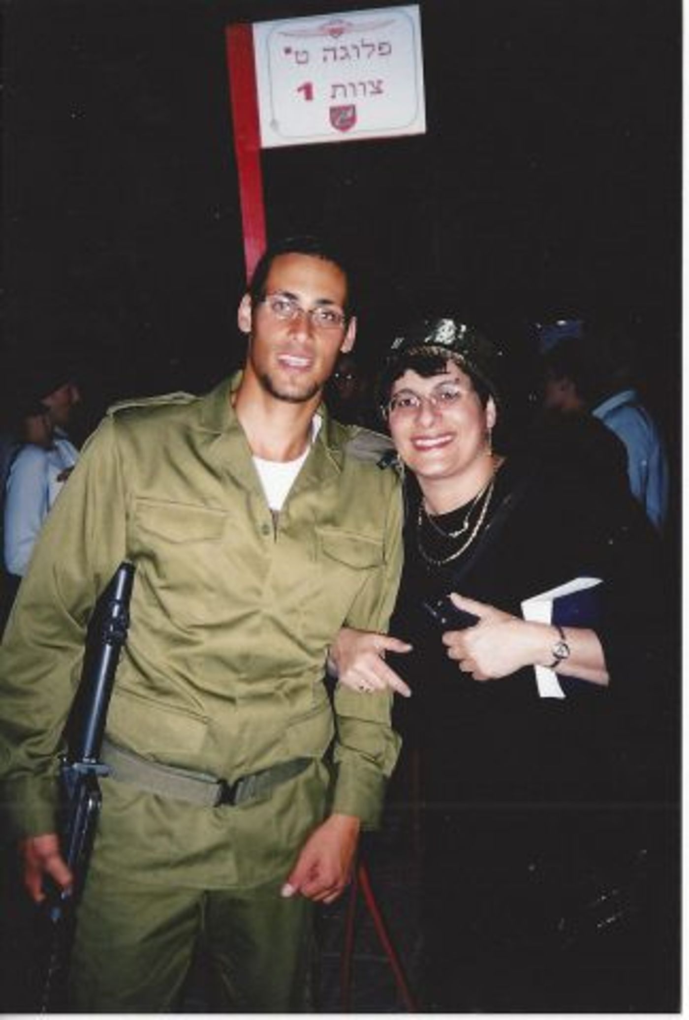 צפו: סי היימן בשיר מרגש לזכרו של החייל הסרוג