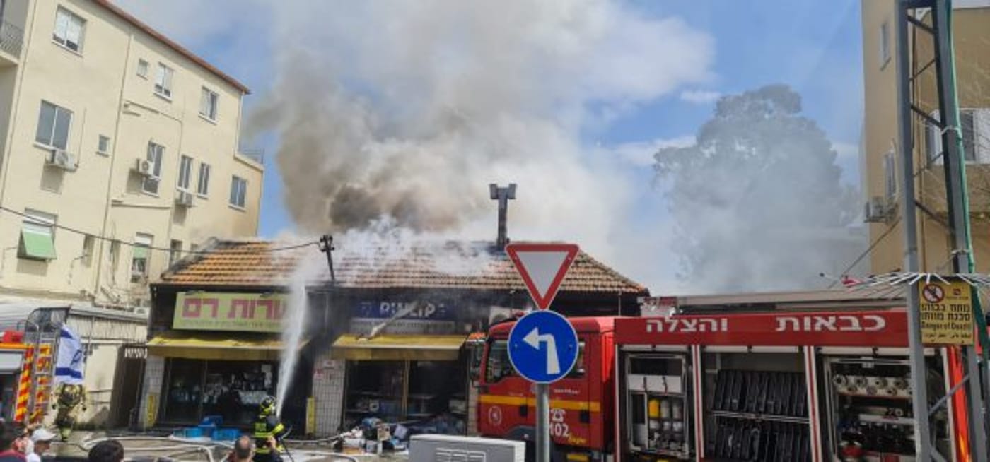 עשן שחור מעל הדר: שריפה בחנות מצברים בחיפה