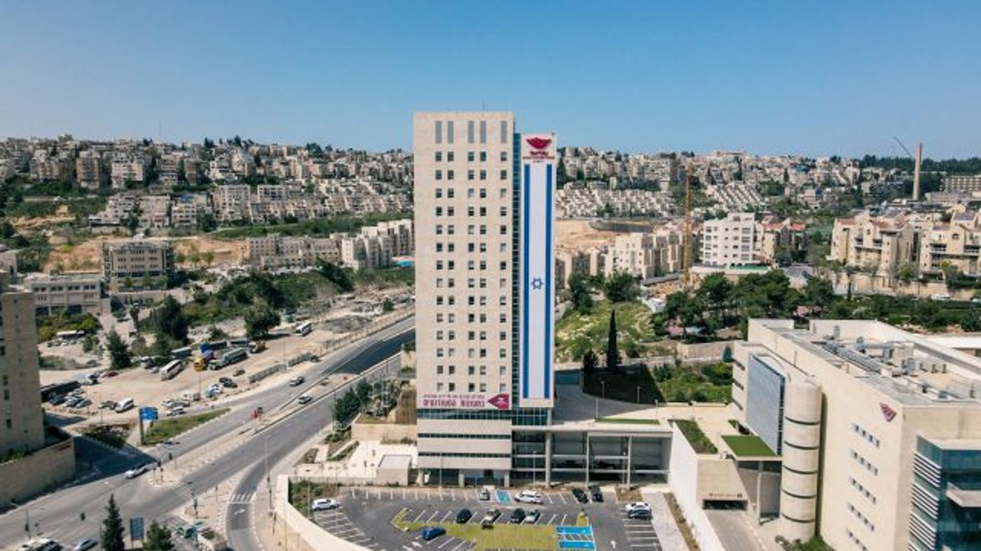 לכבוד יום העצמאות: דגל ענק נתלה בירושלים • צפו