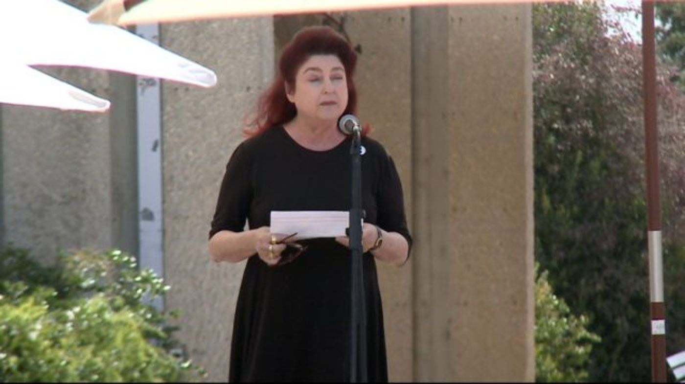 לאה פרץ סופדת לאלבר אלבזצילום באדיבות המשפחה